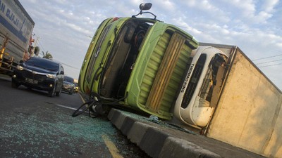 Truk Terguling di Jalur Pantura