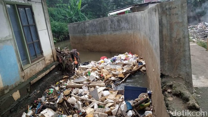 Tumpukan sampah di Tanggul Baswedan (Kadek/detikcom)