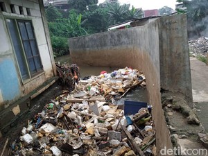 Banjir di Jatipadang Jaksel Surut, Sampah Menumpuk di Tanggul Baswedan