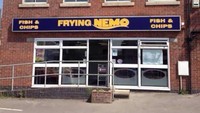 Unik lagi, nama restoran sea food ini plesetan dari nama film Finding Nemo. Bedanya kata depannya diganti menjadi kata Frying. Namun, jika disebutkan seakan-akan nama restoran dan film sama persis. Istimewa/Dok. www.thelanguagenerds.com.