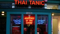 Restoran ini punya nama plesetan dari judul sebuah film romansa legendaris Titanic. Sedangkan nama dari restoran ini Thai Tanic, sekilas jika disebutkan judul film dan nama restoran ini persis sama. Istimewa/Dok. www.thelanguagenerds.com.