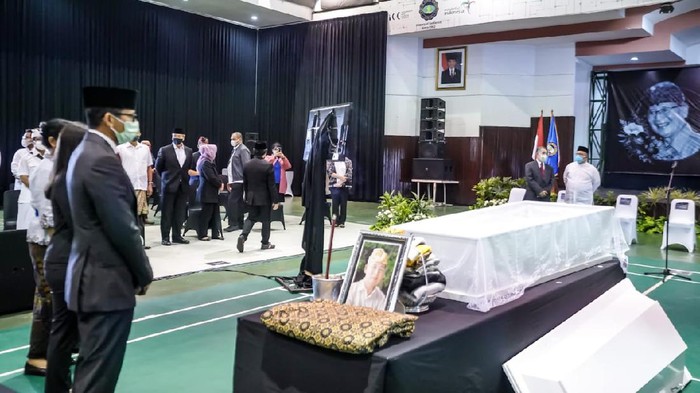 Menteri Pariwisata dan Ekonomi Kreatif (Menparekraf), Sandiaga Uno menjadi inspektur upacara penerimaan dan pelepasan jenazah almarhum I Gede Ardika yang merupakan Mantan Menparekraf 2000-2004 di era Presiden Abdurahman Wahid (Gus Dur) dan Megawati Soekarnoputri.