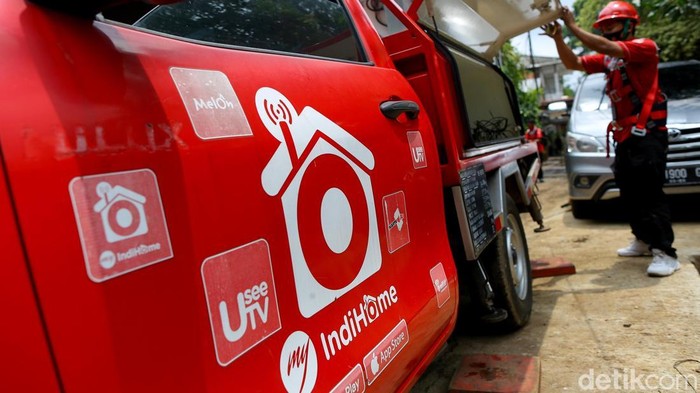 PT. Telkom Indonesia melakukan perawatan dan perbaikan jaringan internet pascabanjir di sejumlah wilayah yang terdampak agar semua layanan dapat kembali normal.


Direktur Network & IT Solution Telkom Herlan Wijanarko (kanan) meninjau perawatan jaringan internet di Perumahan Pondok Karya, Jakarta, Senin (22/2/2021).