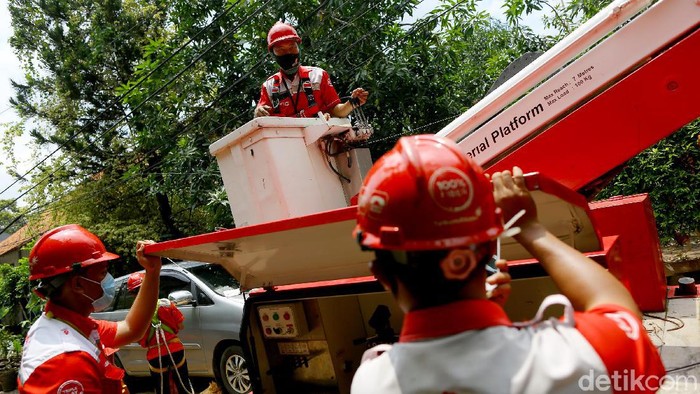 PT. Telkom Indonesia melakukan perawatan dan perbaikan jaringan internet pascabanjir di sejumlah wilayah yang terdampak agar semua layanan dapat kembali normal.


Direktur Network & IT Solution Telkom Herlan Wijanarko (kanan) meninjau perawatan jaringan internet di Perumahan Pondok Karya, Jakarta, Senin (22/2/2021).