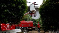 Senin (22/2) ini, jaringan internet milik telkom itu diperbaiki dan dicek usai terendam banjir hampir satu meter di kawasan Pondok Karya, Jakarta Selatan.