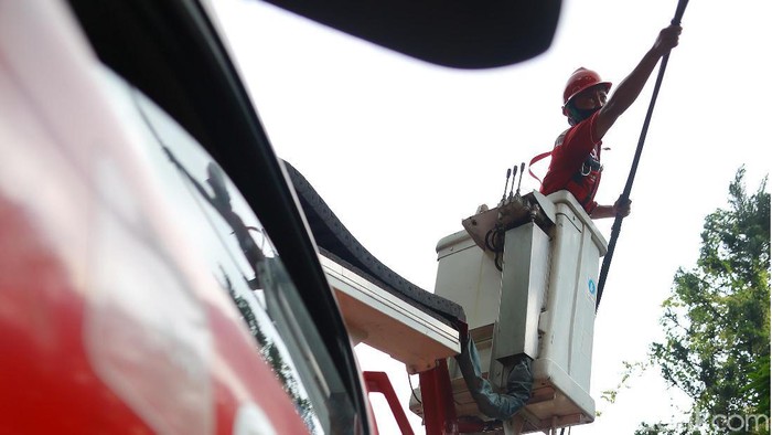 PT. Telkom Indonesia melakukan perawatan dan perbaikan jaringan internet pascabanjir di sejumlah wilayah yang terdampak agar semua layanan dapat kembali normal.


Direktur Network & IT Solution Telkom Herlan Wijanarko (kanan) meninjau perawatan jaringan internet di Perumahan Pondok Karya, Jakarta, Senin (22/2/2021).