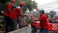 Direktur Network & IT Solution Telkom Herlan Wijanarko (kanan) meninjau perawatan jaringan internet di Perumahan Pondok Karya, Jakarta, Senin (22/2/2021).