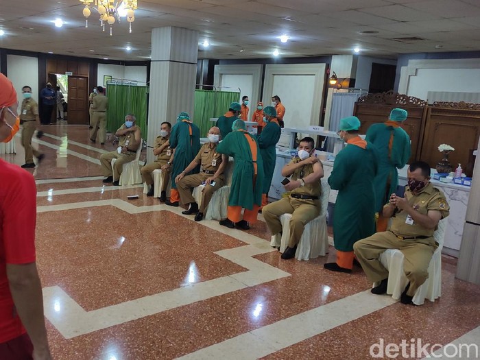 Vaksinasi Corona gelombang kedua di Jateng, Semarang, Senin (22/2/2021).