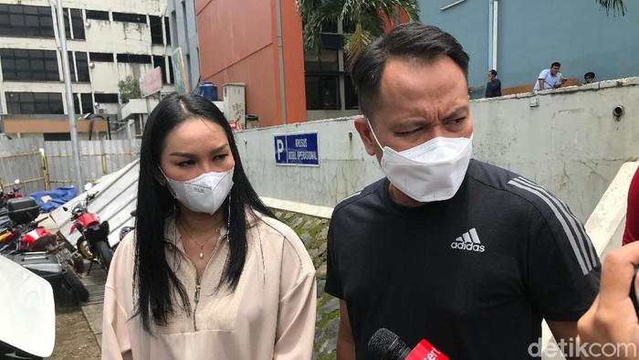 Vicky Prasetyo dan Kalina Oktarani Vicky Prasetyo dan Kalina Oktarani bicara soal tunda pernikahan
