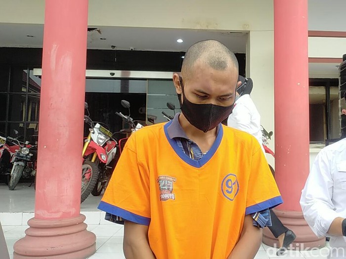 Seorang ayah di Surabaya memukuli anak tiri yang masih balita hingga videonya viral. Ia mengaku, aksi kekerasan terjadi karena banyak pikiran sehingga khilaf.