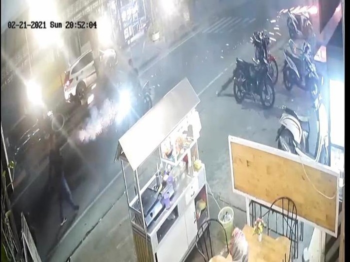 Viral pria menembaki pedagang menggunakan petasan karena diduga tak diberi uang pungli (Screenshot video postingan Putry)
