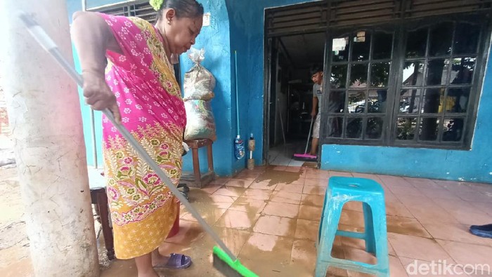 Warga Karawang mulai bersih-bersih rumah