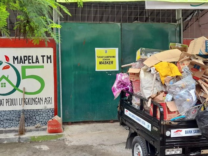 Warga RW 05 Telaga Murni Cikarang Barat tukar sampah dengan masker