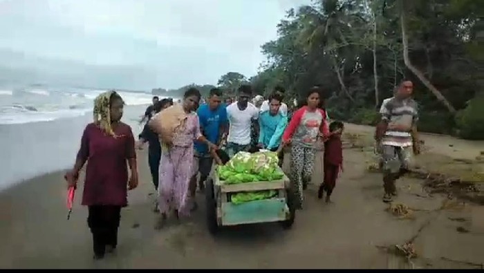 Warga Seram Bagian Timur evakuasi warga sakit pakai gerobak ke Puskesmas (dok. Istimewa).