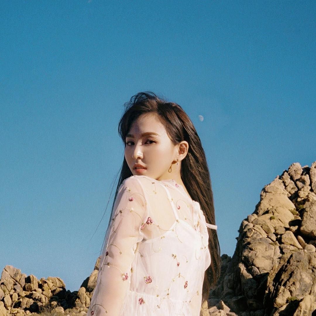 Wendy Red Velvet tengah berulang tahun dan genap berusia 27 tahun hari ini, Minggu (21/2/2021). Vokalis utama Red Velvet ini dikenal penggemar sebagai member yang dermawan dan berasal dari keluarga kaya. Penasaran kekayaan Wendy Red Velvet?