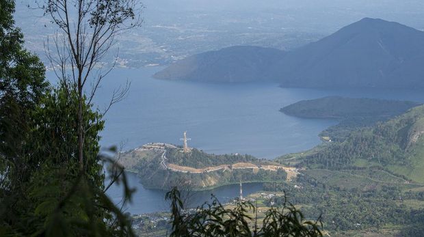 Foto aerial Danau Toba dari kawasan wisata menara pandang Tele di Turpuk Limbong, Harian, Kabupaten Samosir, Sumatera Utara, Minggu (21/2/2021). Wisata menara pandang tersebut menyajikan keindahan panorama Danau Toba hingga pegunungan Samosir dari atas ketinggian yang dapat dinikmati oleh wisatawan domestik maupun international. ANTARA FOTO/Nova Wahyudi/wsj.