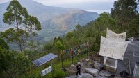 Wisawatan berfoto di kawasan wisata menara pandang Tele dengan latar belakang Danau Toba di Turpuk Limbong, Harian, Kabupaten Samosir, Sumatera Utara, Minggu (21/2/2021).