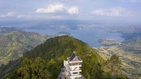 Foto aerial kawasan wisata menara pandang Tele di Turpuk Limbong, Harian, Kabupaten Samosir, Sumatera Utara.