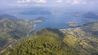Danau Toba di Sumatera Utara merupakan salah satu destinasi super prioritas yang ditetapkan Kemenparekraf. Danau Toba ini diperkirakan terbentuk dari letusan dahsyat gunung api, Gunung Toba, yang terjadi 74 ribu tahun lalu. (Antara Foto/Nova Wahyudi).
