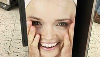 Iklan untuk kecantikan ini nampaknya salah edit. Kepala dan rambut si model iklan jadi terpangkas. Orang yang lihat iklan ini akan gagal fokus dan bingung maksud dari iklan tersebut.  