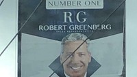 Baliho besar ini berisi potret dari pebisnis asal Amerika Serikat (AS), Robert Greenberg. Namun, editan background iklan itu membuat Greenberg seakan-akan menjadi seorang vampir.  