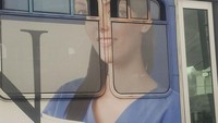 Ada lagi kesalahan penempatan iklan di transportasi umum. Karena iklan dipasang besar dan kedua mata model tepat ada di jendela, maka ketika jendela bus dibuka mata model akan terpisah.  