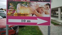 Gak kalah kocak, kombinasi potret sebuah fasilitas dalam satu baliho bikin ngakak. Editan iklan ini nampaknya tidak memperhatikan penempatan gambar.  