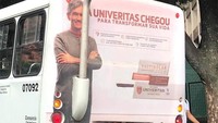 Iklan untuk Universitas Chegou ini disayangkan, karena sosok yang mungkin penting bagi universitas itu penampakannya tertutup dengan knalpot dari bus.  