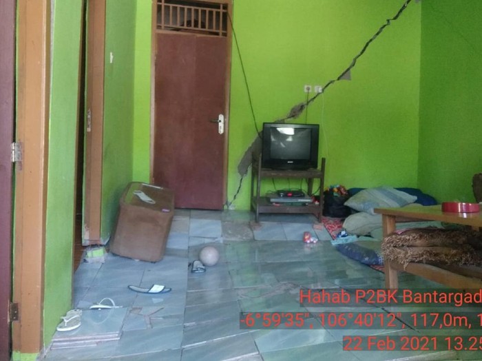7 rumah di Sukabumi mengalami retakan akibat pergerakan tanah