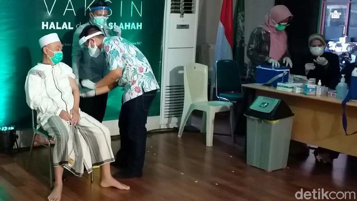 Sebanyak 98 kiai dan tokoh Nahdlatul Ulama (NU) Jatim menerima vaksinasi COVID-19 perdana di kantor PWNU Jatim. Acara itu merupakan rangkaian kegiatan dalam rangka hari lahir (harlah) ke-98 NU yang jatuh pada 28 Februari nanti.