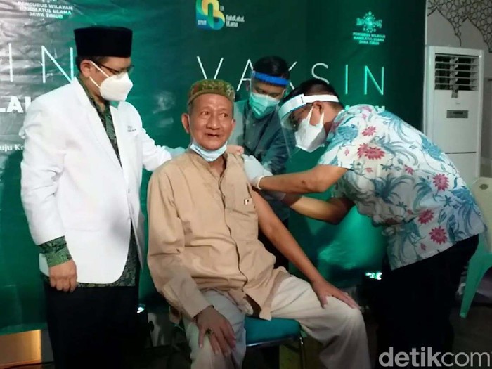 Sebanyak 98 kiai dan tokoh Nahdlatul Ulama (NU) Jatim menerima vaksinasi COVID-19 perdana di kantor PWNU Jatim. Acara itu merupakan rangkaian kegiatan dalam rangka hari lahir (harlah) ke-98 NU yang jatuh pada 28 Februari nanti.