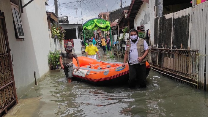 Aksi Tanggap Banjir di Bekasi Aksi tanggap banjir terus dilakukan di Kota Bekasi dengan memberikan sejumlah bantuan seperti perahu karet.