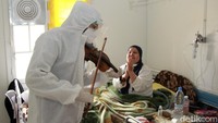 Dr. Mohamed Salah Siala memainkan biola untuk pasien di bangsal COVID-19  rumah sakit Hedi Chaker di Sfax, Tunisia timur.  