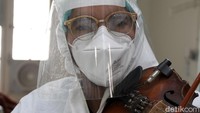 Dokter berusia 25 tahun tersebut mulai memainkan biolanya untuk menghibur para pasien COVID-19 di rumah sakit tempatnya bekerja.  