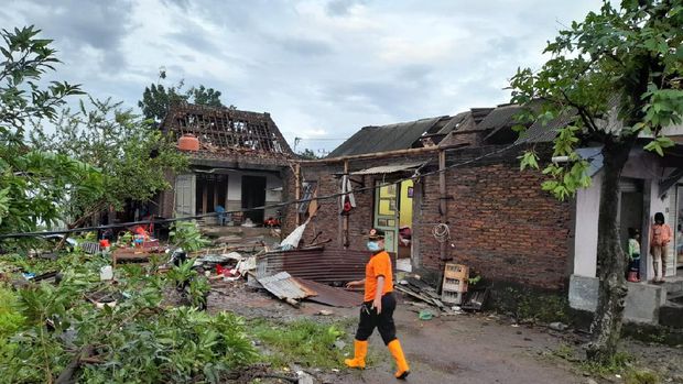 Angin puting beliung terjadi di Demak, Jawa Tengah sore tadi. Akibatnya, sejumlah rumah di kawasan Desa Karangsono, Kecamatan Mranggen rusak akibat diterjang puting beliung, Selasa (23/2/2021).