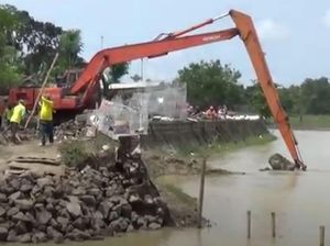 Perbaikan Tanggul Jebol di Subang Dikebut, Antisipasi Banjir Susulan