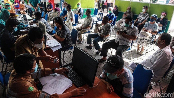 Para lansia antri untuk memperoleh vaksin COVID-19 di RSUD Kembangan, Jakarta Barat, Selasa (23/2/2021). Antrian yang sempat viral pada Minggu (21/2) sudah tidak terlihat lagi. Beberapa lansia mengantre dengan ditemani oleh keluarga yang masih muda.