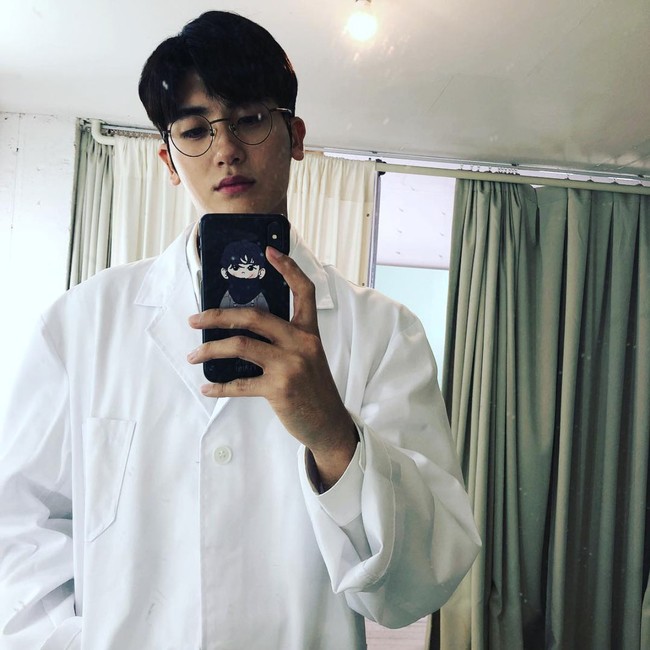 Park Hyung Sik di-bully saat menjalani masa trainee KPop. Sang aktor mencoba untuk tidak membalas perlakuan pelakunya. Namun di umur 17 tahun, dia mengalami depresi dan memutuskan pindah agensi. Foto: Instagram phs1116