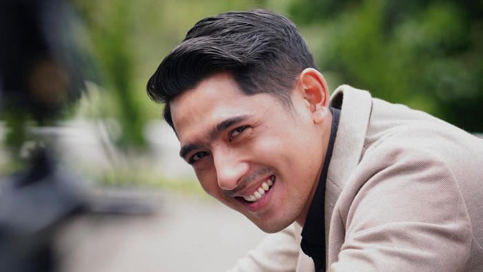 Arya Saloka Arya Saloka yang makin memesona