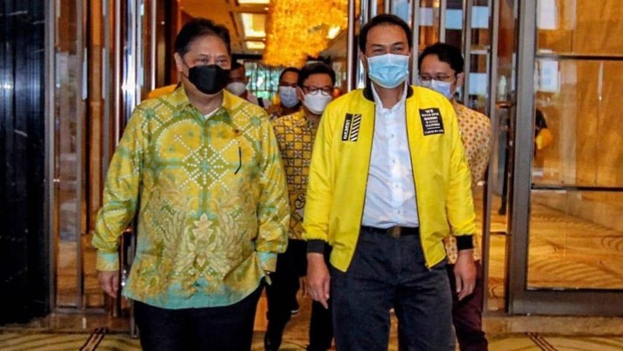 Azis Syamsuddin Digadang-gadang jadi Ketum Kosgoro Ketua Umum DPP Partai Golkar, Airlangga Hartarto saat menerima Azis Syamsuddin bersama perwakilan PDK Kosgoro 1957 di Jakarta, Senin (22/2/2021).