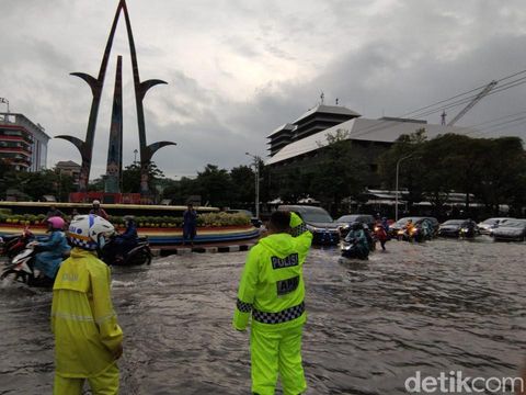Banjir di Simpang Lima Semarang, Selasa (23/2/2021).