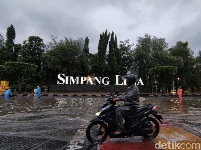 Banjir di Simpang Lima Semarang, Selasa (23/2/2021).