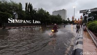 Banjir di Simpang Lima Semarang, Selasa (23/2/2021). Angling Adhitya Purbaya/detikcom