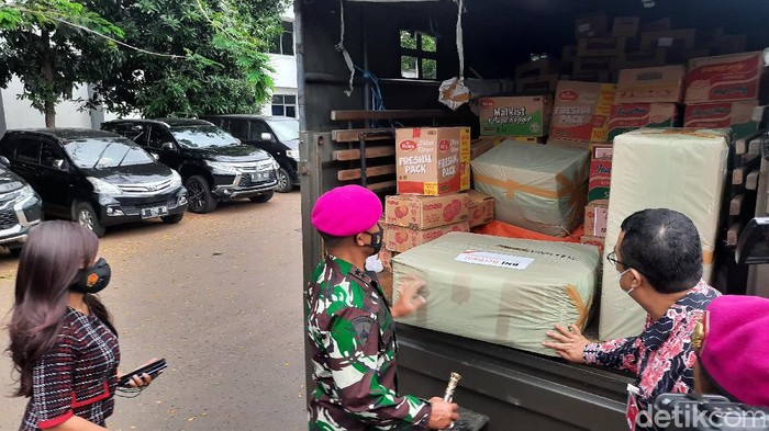 Bantuan dari marinir untuk korban banjir di Bekasi-Karawang (Fathan/detikcom)