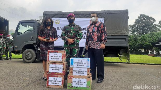 Bantuan dari marinir untuk korban banjir di Bekasi-Karawang (Fathan/detikcom)