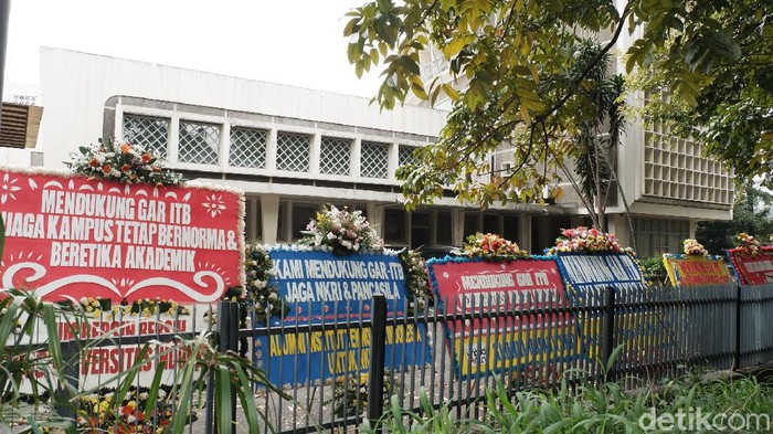 Belasan karangan bunga dukungan untuk GAR menghiasi kantor MWA ITB