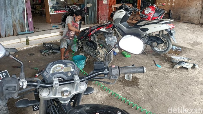 Bengkel motor di karawang raup cuan banyak saat banjir