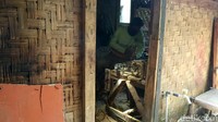Detikcom menyambangi kediaman Doni yang berjarak sekitar 30 kilometer dari pusat kota Kabupaten Sukabumi di Palabuhanratu. Menempuh sekitar 40 menit perjalanan, akhirnya kami tiba di tempat tinggal Doni yang berbatasan dengan Kabupaten Lebak, Provinsi Banten.