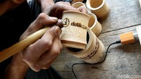 Beragam harga tergantung dari pesanan pembeli, untuk satu pesanan, cangkir bisa dibuat selama 15 menit, proses berlanjut ke pembuatan motif nama atau lukisan lainnya. Doni mematok harga Rp 10 ribu polosan, pakai nama Rp 20 ribu sampai Rp 50 ribu dan untuk kerajinan lain nampan misalnya ia bandrol Rp 100 ribu. 
