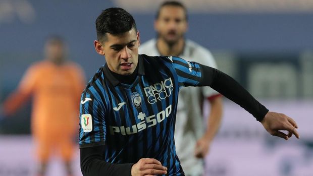 Cristian Romero BERGAMO, ITALY - JANUARY 14: Cristian Romero of Atalanta BC in action during the Coppa Italia match between Atalanta BC and Cagliari Calcio at Gewiss Stadium on January 14, 2021 in Bergamo, Italy. Sporting stadiums around Italy remain under strict restrictions due to the Coronavirus Pandemic as Government social distancing laws prohibit fans inside venues resulting in games being played behind closed doors. (Photo by Emilio Andreoli/Getty Images)